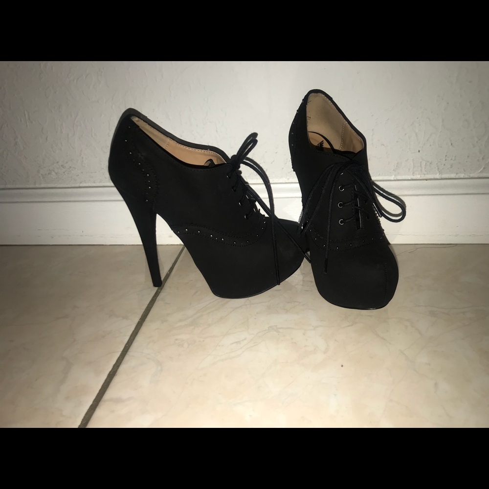 Black boot heals